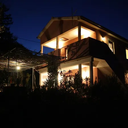 Apartment Menderi Hills *